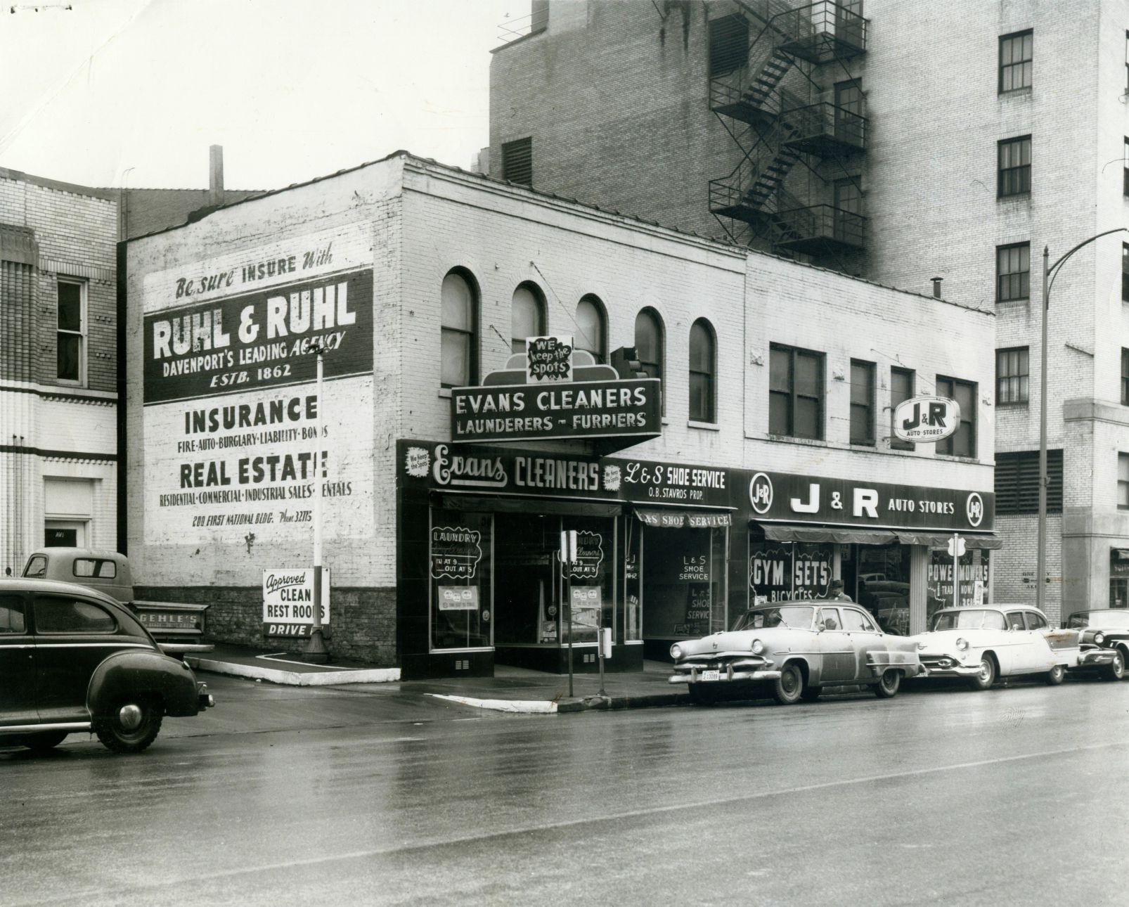 19580423 -- 300 Block of Brady Street